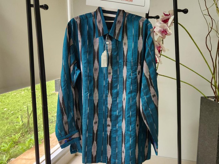 Baju sutera yang dilelang KPK laku di harga Rp 5 jutaan. (Adrial Akbar/detikcom).