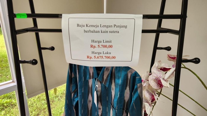 Baju sutera yang dilelang KPK laku di harga Rp 5 jutaan. (Adrial Akbar/detikcom).