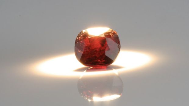 Batu Painite. (Tangkapan Layar Crytal Treasure)