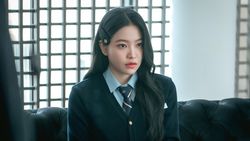 Wajah Ketus Yeri Red Velvet di Drakor BITCH X RICH 2