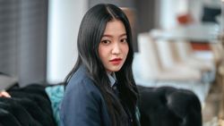 Wajah Ketus Yeri Red Velvet di Drakor BITCH X RICH 2