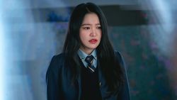 Wajah Ketus Yeri Red Velvet di Drakor BITCH X RICH 2