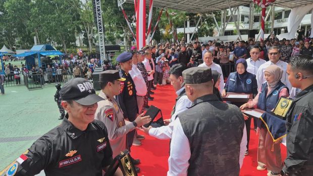 BNN bersama Desk Pemberantasan Narkoba di bawah koordinasi Kemenko Polkam memusnahkan 2 ton narkotika jenis sabu. (dok BNN)