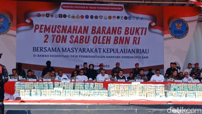 BNN memusnahkan 2 ton sabu yang ditangkap di perairan Karimun, Kepri. (Alamudin Hamapu/detikSumut)