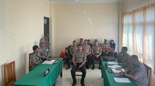 Briptu Muhammad Rizky, polisi yang melecehkan siswi SMK saat kena Razia disidang kode etik kepolisian (KEP) di Polda NTT, Rabu (11/6/2025). (Dok. Polda Bali)