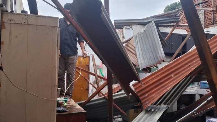 Tiga kecamatan di Kabupaten Bulukumba, Sulawesi Selatan (Sulsel), diterjang angin puting beliung disertai banjir akibat hujan dengan intensitas tinggi.