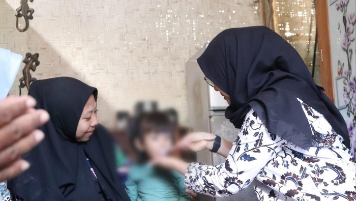 Bupati Ipuk Fiestiandani saat melakukan penyuluhan tentang stunting kepada keluarga di Banyuwangi.