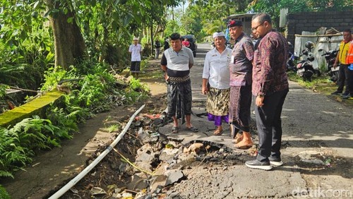 Bupati Karangasem I Gusti Putu Parwata saat mengecek jalan rusak akibat bencana beberapa waktu lalu. (Foto: I Wayan Selamat Juniasa/detikBali)