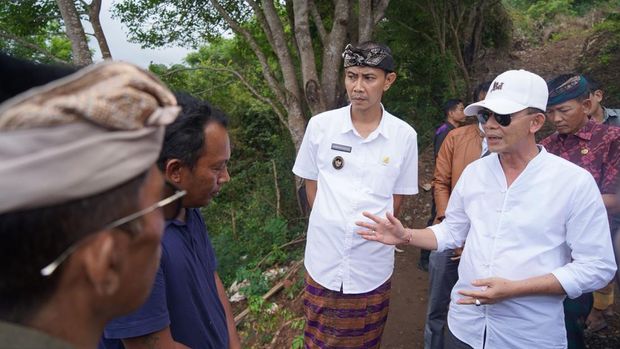 Bupati Klungkung I Made Satria didampingi Wakil Bupati Tjokorda Gde Surya Putra meninjau proyek bumi perkemahan di Desa Dawan, Kamis (12/6/2025).