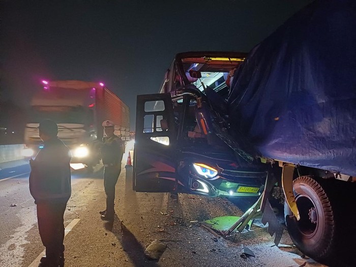 Bus tabrak truk di tol Solo-Semarang wilayah Ungaran Timur, Kab. Semarang, Rabu (11/6/2025) malam.
