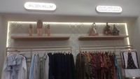 Dengan konsep factory outlet, semua produk desainer yang dijual di sini harganya cukup terjangkau. Lewat strategi itu, Sarinah ingin lebih banyak lagi menjangkau pasar. (Wahyu/detikTravel)