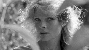 Cathy Lee Crosby (1974), Wonder Woman versi televisi yang lebih mirip mata-mata. Versi ini gak begitu diterima. Penampilannya beda jauh dari karakter Diana Prince di komik. Rambutnya pirang, kostumnya gak khas, dan lebih terasa seperti agen rahasia ketimbang superhero. Paling mencolok, Wonder Woman versi Crosby bahkan gak kelihatan punya kekuatan super. Hasilnya, versi ini gagal jadi pilot untuk serial TV. Foto: Gamma-Rapho via Getty Images/Gilbert TOURTE