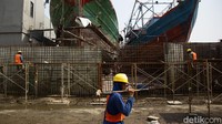 Proyek konstruksi mitigasi rob di Jakarta Utara terus dikebut meski berada di area padat aktivitas pelayaran dan perbaikan kapal.