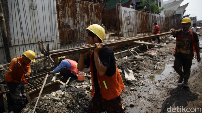 Cegah Banjir Rob, Tanggul 3,6 Meter Dibangun di Pluit Pekerja kebut pembangunan tanggul rob di Docking Kapal Pluit. Tanggul setinggi 3,6 meter ini ditargetkan selesai Agustus 2025.