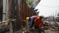 Pembangunan tanggul setinggi 3,6 meter ini ditargetkan selesai Agustus 2025 guna melindungi kawasan pesisir Pluit dari ancaman genangan rob.