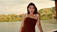 Kalau doa-doa negatif kan kayak anak sudah punya Instagram, takutnya kalau mereka sudah gede bacanya gak enak saja, dibilang bapaknya pakai pelet atau apa, nanti kita ngejelasinnya bakal panjang lebar. Jadi mending kita kurang-kurangi kayak gitu, kata Cesen. (Foto: dok Instagram)