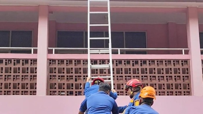 Damkar bantu warga Bogor ambil kunci nyangkut di genteng. (Dok. ist)