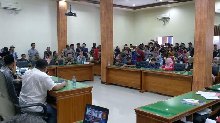 Ratusan anggota koperasi simpan pinjam di Trenggalek demo ke DPRD setempat