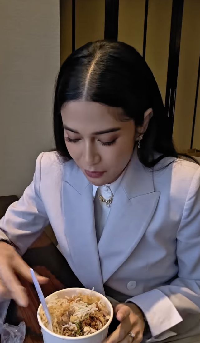 Dian Sastro makan bubur ayam