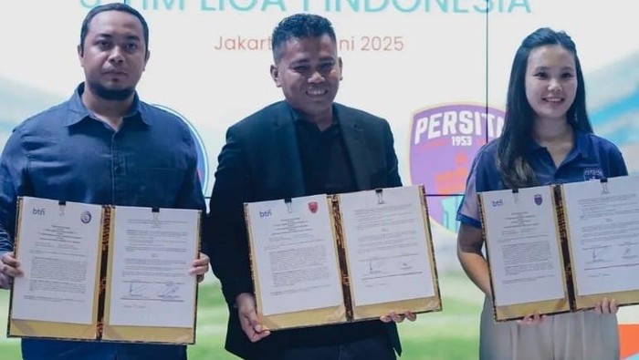 Direktur Operasional PSM Makassar, Rafiudin Razak (tengah) saat penandatanganan kerjasama dengan Bank BTN.