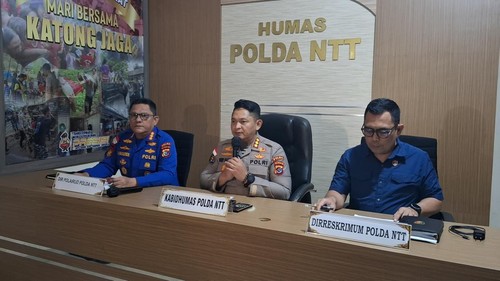 Dirpolairud Polda NTT, Kombes Irwan Deffi Nasution, Kabid Humas Polda NTT, Kombes Henry Novika Chandra, dan Dirreskrimum Polda NTT, Kombes Patar Silalahi, memberikan keterangan pers di Mapolda NTT, Kamis (12/6/2025). (Yufengki Bria/detikBali)