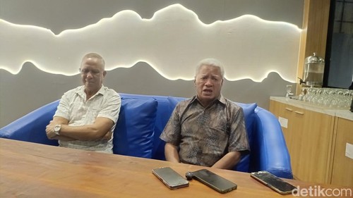 Eks Bupati Kupang, Ayub Titu Eki (kanan) dan Ketua Organisasi Uni Timor Aswain (Untas), Filomeno Hornay (kiri) saat memberikan leterangan kepada awak media, di Kupang, Kamis (12/6/2025).