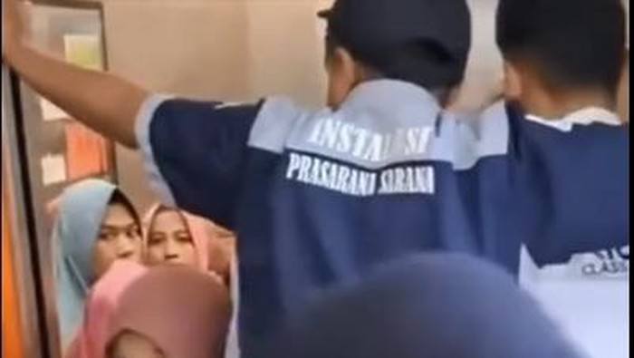 Emak-emak terjebak di dalam lift di sebuah rumah sakit di Bangkalan.