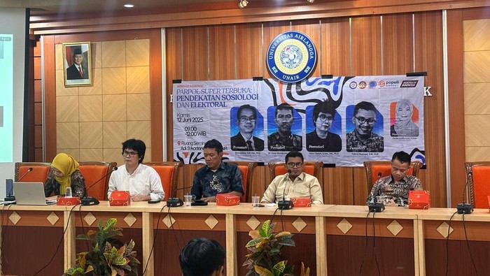 Fakultas Ilmu Sosial dan Ilmu Politik Universitas Airlangga (Unair) menggelar seminar nasional bertema Parpol Super Terbuka: Pendekatan Sosilologi dan Elektoral.