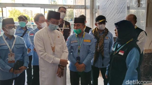 Foto: Menag jenguk jemaah haji dirawat di KKIH Makkah (Haris/detikcom)