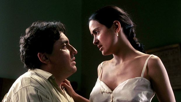 Cuplikan adegan Salma Hayek di Frida.
