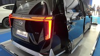 Kemewahan MPV berbentuk boxy ini terus mengalir hingga ke bagian belakang, di mana lampu belakang sudah mengadopsi full LED, dengan desain lampu berbentuk agresif dan menyambung hingga ke pintu bagasi belakang. Foto: Luthfi Anshori/detikOto