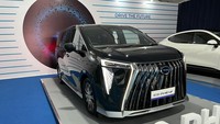 Secara tampilan, AION E9 PHEV ini mirip-mirip seperti MPV premium kebanyakan. Bagian depannya menggunakan grille besar. Sepintas mirip spindle grille yang dimiliki MPV  premium Jepang, Lexus. AION E9 PHEV juga dibekali lampu LED dan DRL LED yang sporty, memanjang hingga ke bagian grille. Foto: Luthfi Anshori/detikOto