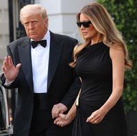 Namun, Trump menanggapi dengan enteng. “Saya tidak peduli sama sekali. Saya hanya menjalankan negara dengan baik. Rakyat senang,” ujar Trump. Ia juga menyebut bahwa intervensi militer yang ia perintahkan telah mencegah kerusuhan meluas di Los Angeles. “Kalau bukan karena saya mengirim Garda Nasional, LA mungkin sudah terbakar,” katanya. Diketahui, sebanyak 4.000 personel Garda Nasional dan 700 Marinir telah dikerahkan ke kota tersebut—jumlah yang disebut-sebut lebih besar dari penempatan militer AS di Irak dan Suriah. (Foto: Win McNamee/Getty Images)