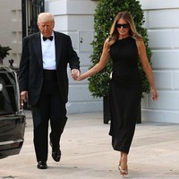 Presiden Trump juga menanggapi isu boikot dari sejumlah aktor musikal yang dikabarkan akan menolak tampil malam itu karena kehadirannya. CNN sebelumnya melaporkan bahwa beberapa anggota pemeran Les Misérables mempertimbangkan untuk tidak tampil sebagai bentuk protes terhadap kebijakan Trump, khususnya terkait penggerebekan besar-besaran oleh ICE yang memicu gelombang unjuk rasa di Los Angeles. (Foto: Win McNamee/Getty Images)