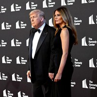 Ketika ditanya karakter dalam Les Misérables yang paling disukanya, antara Jean Valjean atau Javert, Trump tidak memberikan jawaban tegas dan hanya mengatakan, “Itu sulit. Saya tidak tahu.” Jawaban ini memicu spekulasi di media sosial bahwa Trump mungkin belum pernah menonton Les Misérables, terlebih dengan tema sosial dan revolusi yang kental dalam kisahnya. (Foto: Shannon Finney/Getty Images)