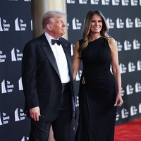 Keduanya turut didampingi oleh Wakil Presiden JD Vance dan istrinya, Usha Vance. Keempatnya menghadiri produksi khusus musikal Les Misérables yang pertama kali dipentaskan di Kennedy Center pada 1986. Sebelum pertunjukan dimulai, Trump menyapa para wartawan. Melania, yang semula mengenakan kacamata hitam, melepaskannya saat Trump berbicara. Dikabarkan Irish Time, saat ditanya mengenai pertunjukan panggung pertama yang pernah ia saksikan, Melania hanya menjawab singkat, “Phantom of the Opera.” Trump menjawab pertanyaan serupa dengan menyebut, “Cats.”  (Foto: Win McNamee/Getty Images)