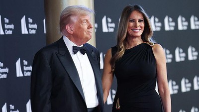 Foto: Momen Langka Melania Trump di Karpet Merah, Tampil saat LA Rusuh