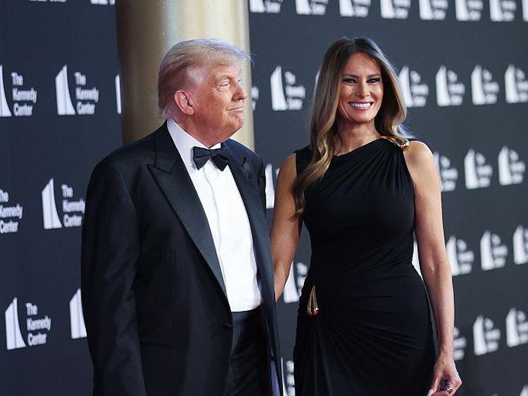 Foto: Momen Langka Melania Trump di Karpet Merah, Tampil saat LA Rusuh