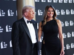 Foto: Momen Langka Melania Trump di Karpet Merah, Tampil saat LA Rusuh