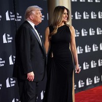 Dalam acara tersebut, Melania tampil anggun mengenakan gaun hitam dengan aksentuasi berupa sabuk emas, dipadukan dengan sepatu hak perak. Sementara Presiden Trump tampil formal dalam setelan tuksedo hitam klasik. (Foto: Win McNamee/Getty Images)