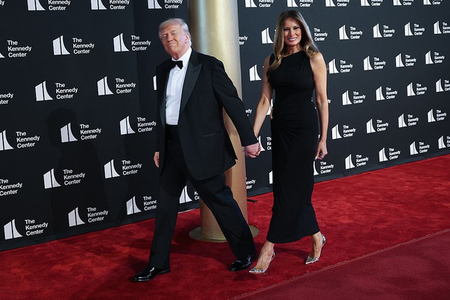 Melania Trump kembali ke karpet merah. Dalam momen yang langka ini ini, ia mendampingi suaminya, Presiden Amerika Serikat Donald Trump dan Ibu Negara Melania Trump untuk menyaksikan pertunjukan musikal Les Misérables di John F. Kennedy Center for the Performing Arts, Washington, D.C., pada Selasa malam (11/6/2025). (Foto: Win McNamee/Getty Images)