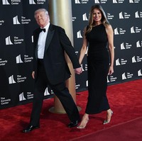 Melania Trump kembali ke karpet merah. Dalam momen yang langka ini ini, ia mendampingi suaminya, Presiden Amerika Serikat Donald Trump dan Ibu Negara Melania Trump untuk menyaksikan pertunjukan musikal Les Misérables di John F. Kennedy Center for the Performing Arts, Washington, D.C., pada Selasa malam (11/6/2025). (Foto: Win McNamee/Getty Images)