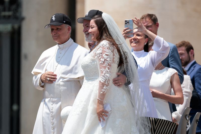Pope Leo XIV wears a Chicago White Sox cap, on the day of his general audience in St. Peter's Square, at the Vatican June 11, 2025. REUTERS/Remo Casilli       TPX IMAGES OF THE DAY