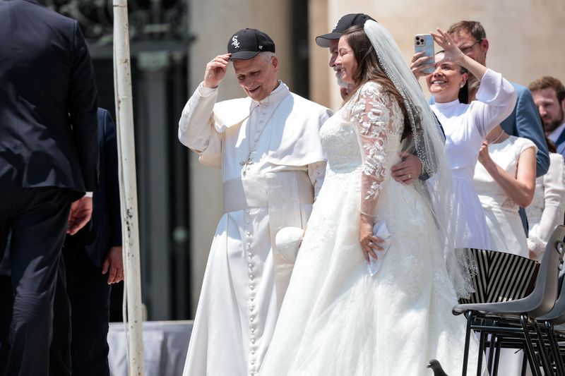 Pope Leo XIV wears a Chicago White Sox cap, on the day of his general audience in St. Peter's Square, at the Vatican June 11, 2025. REUTERS/Remo Casilli       TPX IMAGES OF THE DAY