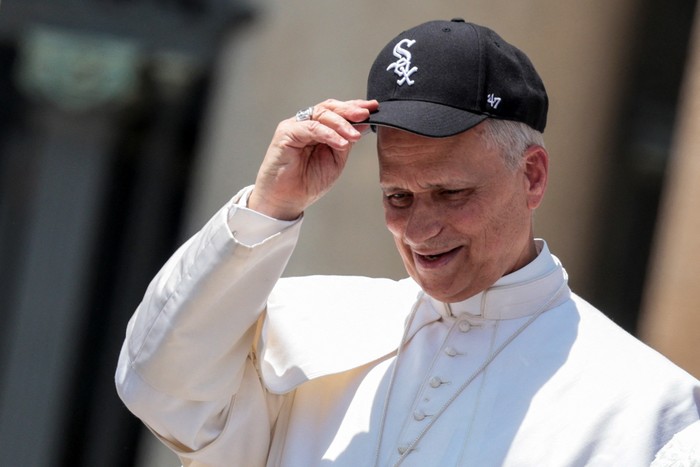 Pope Leo XIV wears a Chicago White Sox cap, on the day of his general audience in St. Peters Square, at the Vatican June 11, 2025. REUTERS/Remo Casilli       TPX IMAGES OF THE DAY