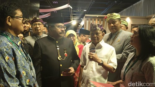 Gubernur Bali Wayan Koster bersama Wakil Gubernur Jakarta Rano Karno saat meninjau stan di acara 11th Bali and Beyond Travel Fair (BBTF) di Nusa Dua, Bali, Kamis (12/6/2025).