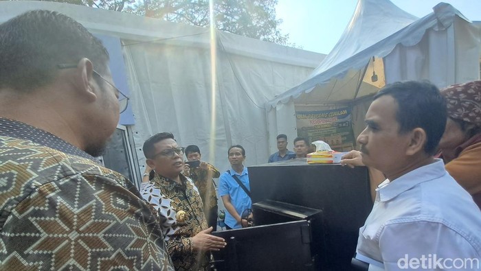 Gubernur Banten Andra Soni mengecek salah satu insinerator dari desa di Serang. (Arief Ikhsanudin/detikcom).