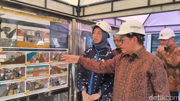 Gubernur Jakarta Pramono Anung mengecek pembangunan tanggul mitigasi rob di Muara Angke
