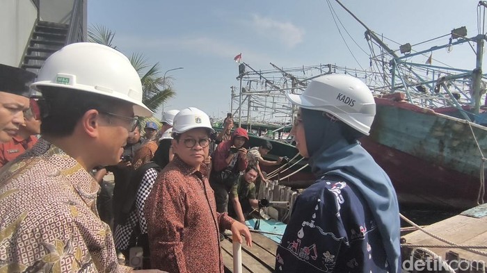 Gubernur Jakarta Pramono Anung mengecek pembangunan tanggul mitigasi rob di Muara Angke