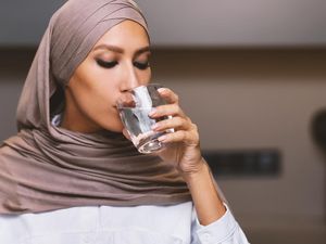 Biar Nggak Cepat Haus saat Puasa, Segini Takaran Minum yang Tepat saat Sahur